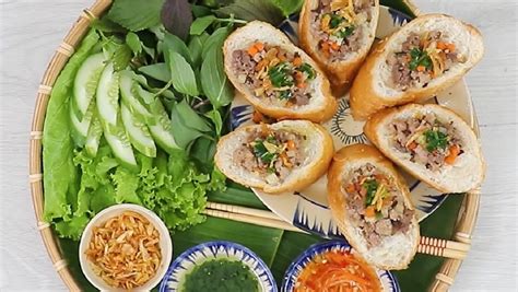  Bánh Mì Thịt Cừu Hấp - Hương Vị Nồng Nàn Của Bếp Uyghur và Sự Giòn Tan Của Ruột Bánh Mì!