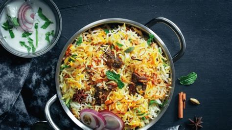  Biryani Lucknow: Một Bản Hoà Ca Của Hương Vị Nồng Nàn Và Sự Phù Hợp Hoàn Hảo