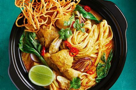  Khao Soi: Một Sự Kết Hợp Hoàn Hảo Giữa Sự Xù Xì Của Mì Và Sốt Cá Chua Dày DẶC!