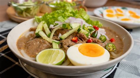  Laksa Kedah: Mê Hoặc Vị Chua Cay Của Nước Dừa Kết Hợp Với Sự Béo Ngậy Của Sữa Dừa và Cá!