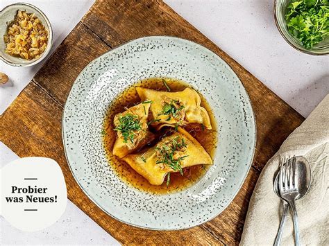  Maultaschen: Một Sự Thịnh Phượng Vị Umami và Kết Cấu Bánh Trái Cây Khéo Léo!