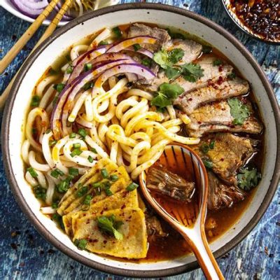  Bún Bò Huế: Thêm Vị Cay Nóng Của Tiêu Xanh Kết Hợp Với Sự Tươi Mát Của Rau Quế