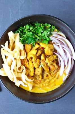  Khao Soi Gà: Một bát hoành tráng của sự sảng khoái cay nồng và vị béo ngậy của cốt dừa!