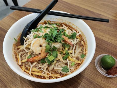  Laksa Sarawak: Món Canh Chua Cay Khơi Dậy Vị Giác Của Bạn Bằng Sự Hoà Quyện Đậm Đà Của Gia Vị!