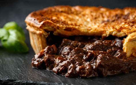  Steak and Ale Pie -  Nếm thử hương vị cổ điển của Anh quốc với lớp vỏ giòn rụm bao bọc phần nhân ăm ắp thịt bò và bia!